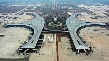 China inaugura un nuevo aeropuerto gigante de aspecto futurista