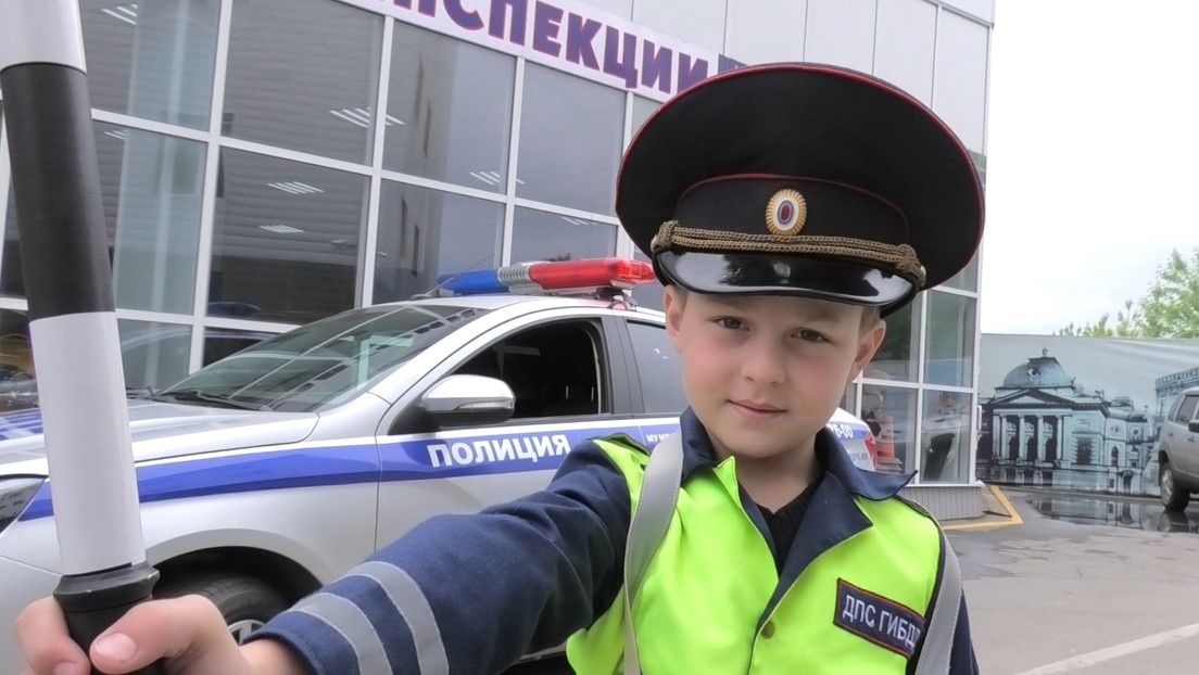Agentes de la Policía cumplen el sueño de un niño que quiere convertirse en agente vial (VIDEO)