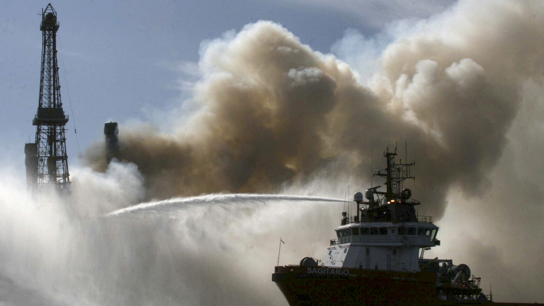 VIDEO: Se registra una explosión y un fuerte incendio en un ducto marino de Petróleos Mexicanos en el Golfo de México