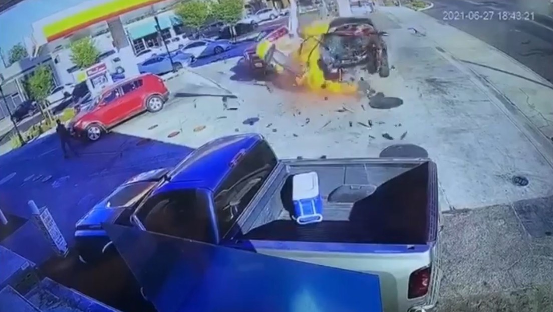 VIDEO: Un auto fuera de control choca contra una bomba de gasolina y provoca  un incendio en la estación de servicio - RT
