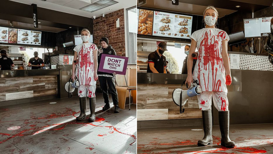 Una activista vegana vestida con ropa manchada de sangre falsa acusa a los clientes de un local de comida rápida de ser 