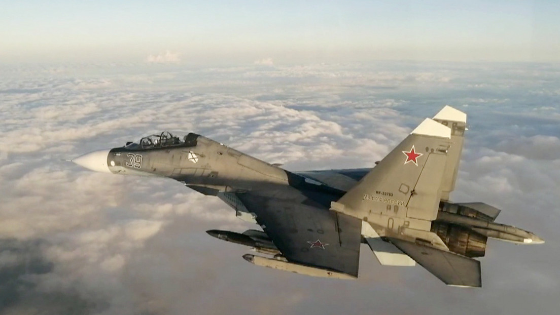 Un Su-30 ruso escolta a un avión de reconocimiento estadounidense sobre el mar Negro