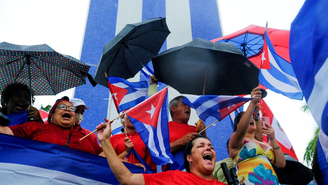 Imágenes falsas, videos viejos y cientos de 'bots': los bulos más virales en redes sociales sobre la situación en Cuba