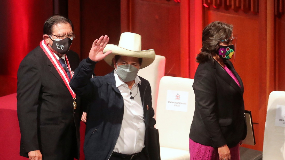 "Voy a dejar el sudor trabajando por este pueblo": Pedro Castillo recibe credencial como futuro presidente de Perú - Vimarsana News