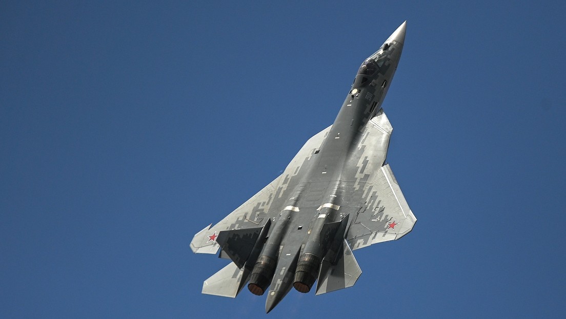 VIDEO: Un Su-57 ruso se queda 'suspendido' verticalmente en el aire varios segundos durante una maniobra en el salon MAKS 2021