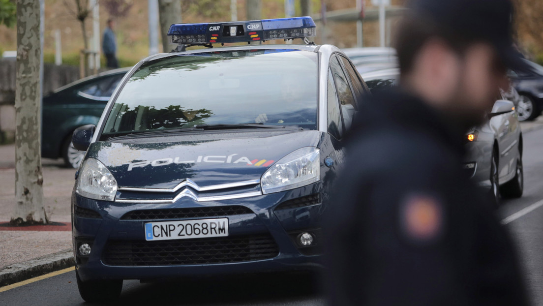 Investigan en España la muerte de una mujer calcinada y un hombre en el interior de un coche con un menor