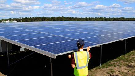 Imagen ilustrativa. Paneles solares cerca de Burdeos, Francia, el 22 de mayo de 2015.