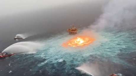 VIDEO: Fuerte incendio bajo el agua tras una explosión en un ducto marino de Petróleos Mexicanos en el golfo de México