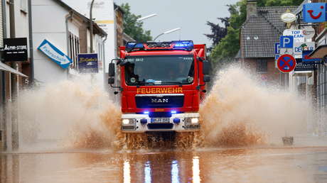 VIDEO: Vecinos rescatan a un bombero arrastrado por el agua en las inundaciones de Alemania