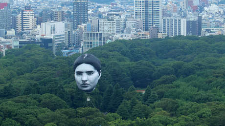 FOTO: Una cabeza flotante gigante se cierne sobre Tokio