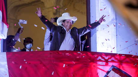 Las autoridades electorales confirman a Pedro Castillo como presidente de Perú