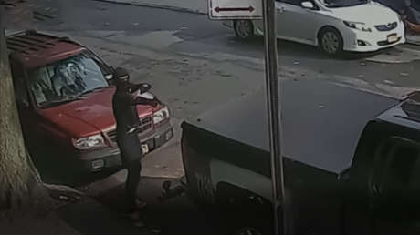 Un hombre enmascarado abre fuego en una intersección de Nueva York a plena luz del día