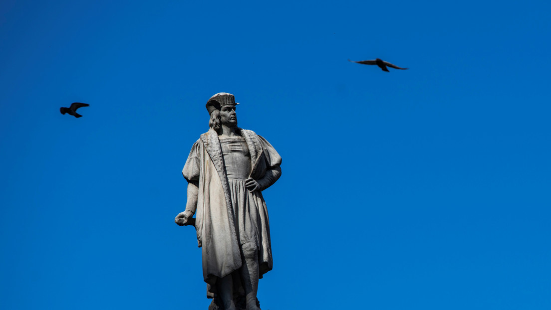 Con la soga al cuello y el rostro pintado de negro: así quedó la estatua de Cristóbal Colón durante una protesta en Bolivia
