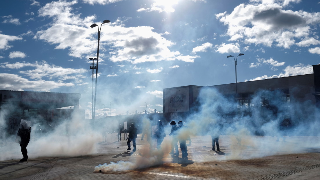 Un violento desalojo orquestado en Colombia por el Esmad termina con ambientalistas heridos y un autobús en llamas en Bogotá