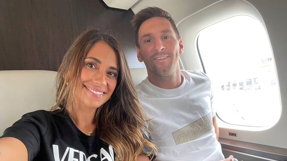 Lionel Messi aterriza en París para firmar su contrato con el PSG - RT