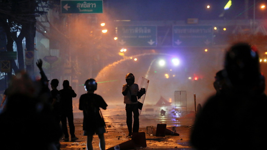 Violentos enfrentamientos entre la Policía y opositores al Gobierno tailandés dejan varios oficiales heridos y al menos seis manifestantes detenidos