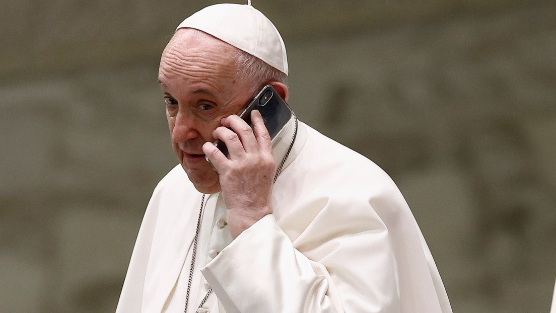 Pope Francis answers a phone call in the middle of a public audience and in front of an astonished church (video)