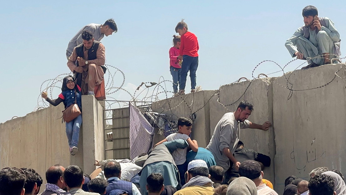 Pánico y caos en el aeropuerto de Kabul: afganos desesperados se aferran a aviones y algunos parecen caer desde el aire (VIDEOS)