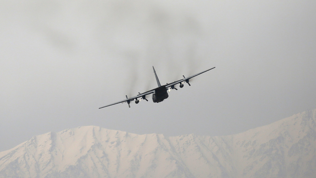Uzbekistán anuncia que derribó un avión militar afgano por violación de su espacio aéreo en medio del éxodo de funcionarios gubernamentales del país