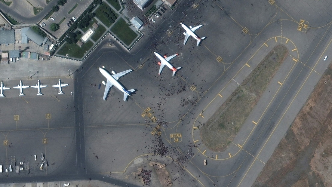 Imágenes satelitales evidencian el caos en el aeropuerto de Kabul