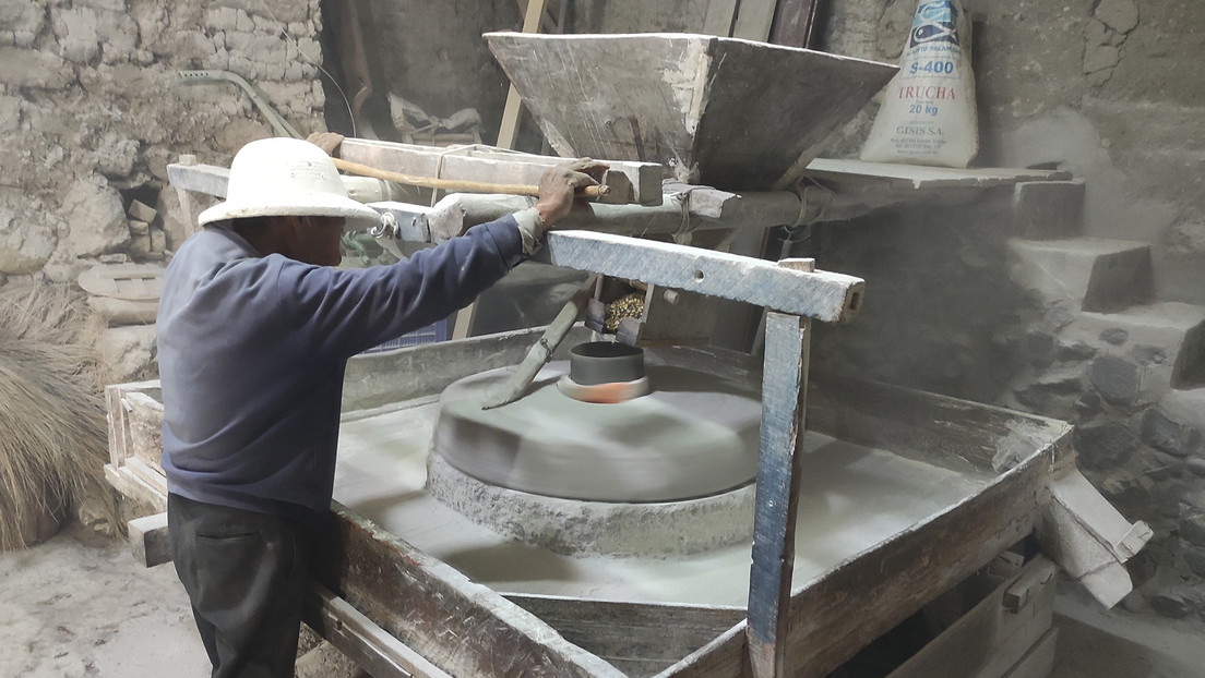 "Sale buen pan de la harina que se muele aquí": El molino de piedra impulsado por agua que ha sobrevivido a varios siglos en el norte de Ecuador
