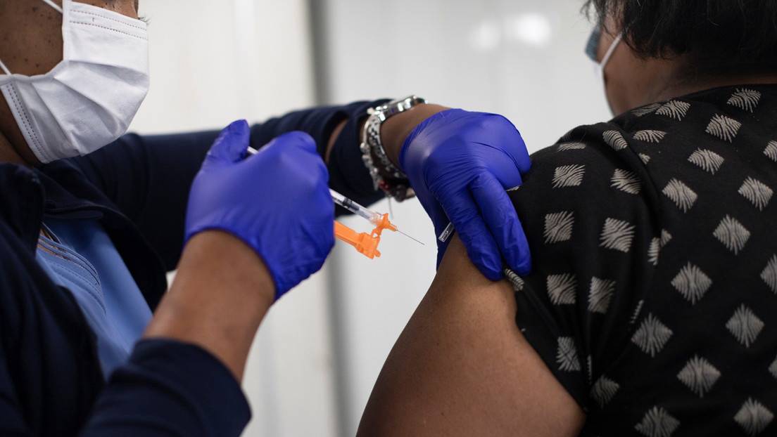 Una persona recibe la vacuna contra el coronavirus en Detroit, Míchigan, EE.UU., el 26 de julio de 2021.