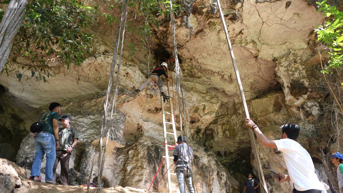 Los científicos trabajan en una cueva en Indonesia.