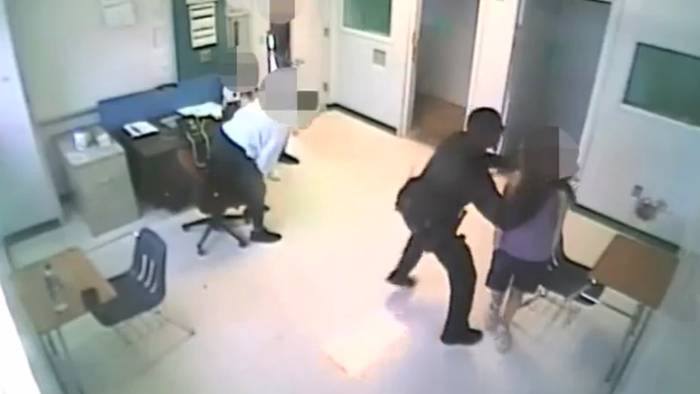 Policía fue filmado al agredir y lanzar al suelo a una joven (VIDEO) 