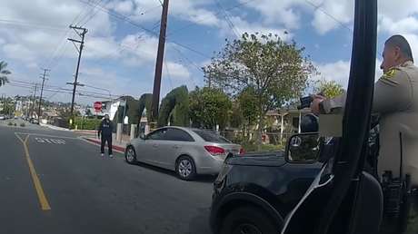 Publican una grabación donde policías tirotean a un hombre armado con un cuchillo y en medio de una crisis de salud mental frente a su casa