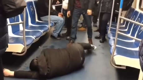 Condenan a más de dos años de prisión a un bloguero que fingió estar infectado con covid-19 en el metro de Moscú