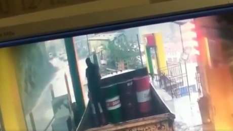 Un hombre se salva por centímetros de ser aplastado por una enorme roca en una gasolinera