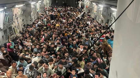 FOTO: Más de 640 afganos hacinados en el interior de un Boeing militar estadounidense que despegó de Kabul tras la llegada de los talibanes