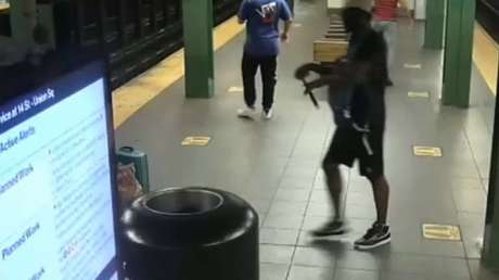 Un hombre golpeado con martillo en la cabeza cae a las vías del metro en lo que sería el tercer ataque no motivado en Nueva York en una semana (VIDEO)