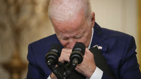 El momento en que Biden apoya la cabeza en las manos al ser preguntado por un periodista sobre la muerte de soldados de EE.UU. en el ataque terrorista