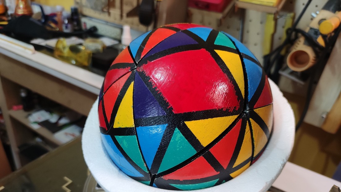 Esfera 'Fayac', el invento de un ecuatoriano que pretende que sea usado en escuelas y universidades para la enseñanza de geometría