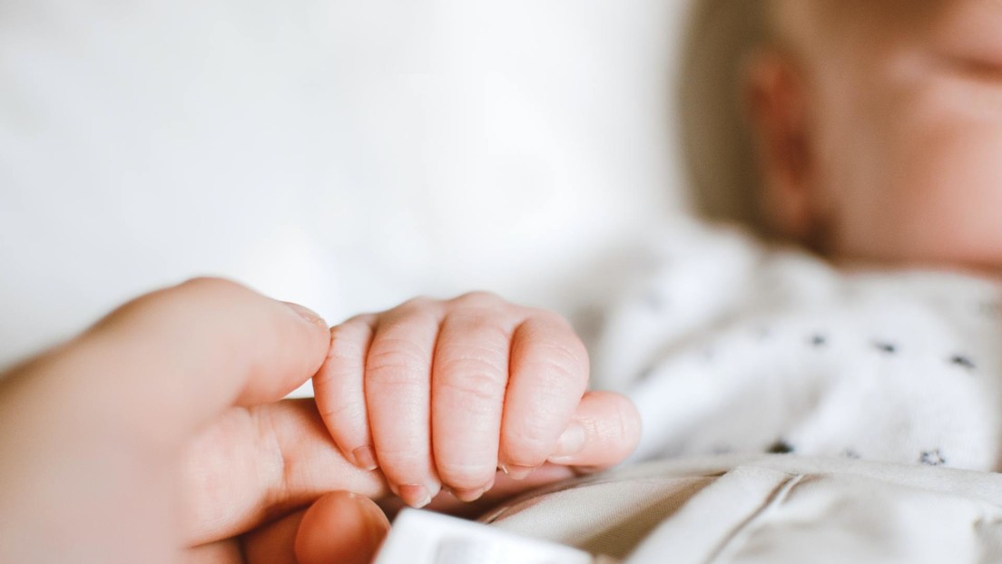 Bebé de un año muere tras ser olvidada por su madre en el auto durante nueve horas