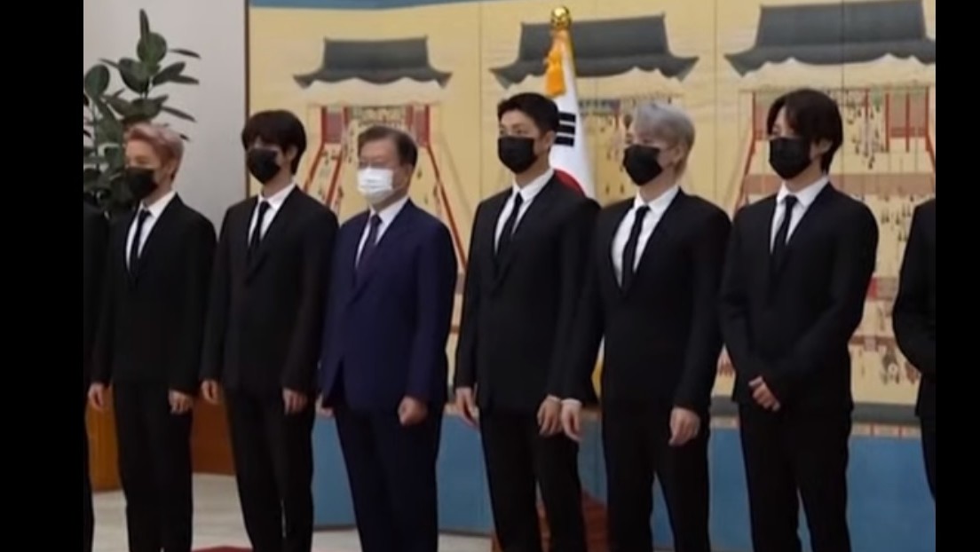El presidente surcoreano nombra a los integrantes de la banda de K-pop BTS ''enviados presidenciales especiales"