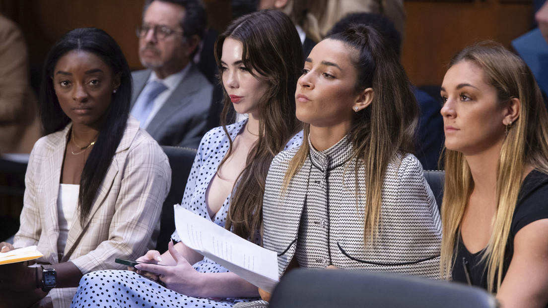 "¿Cuánto vale una niña?": Gimnastas víctimas de abusos piden justicia por los errores del FBI en el caso de Larry Nassar