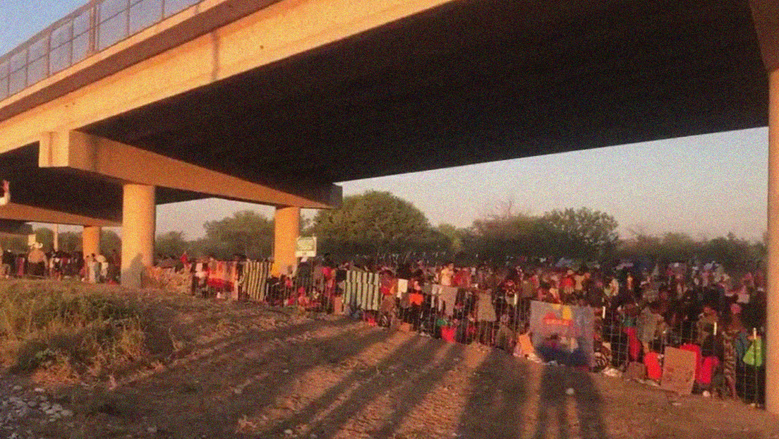 Prohíben los vuelos de drones sobre un puente en Texas tras difundirse imágenes aéreas de miles de migrantes en la zona