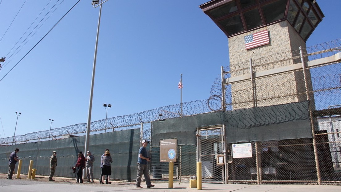 Indignación por un informe de que EE.UU. busca contratista para operar un campo de migrantes en Guantánamo y a guardias que hablen criollo haitiano