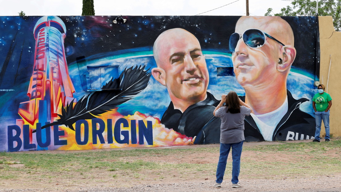 Una exempleada de Blue Origin afirma que 'no confiaría' en las naves de la empresa de Jeff Bezos para ir al...