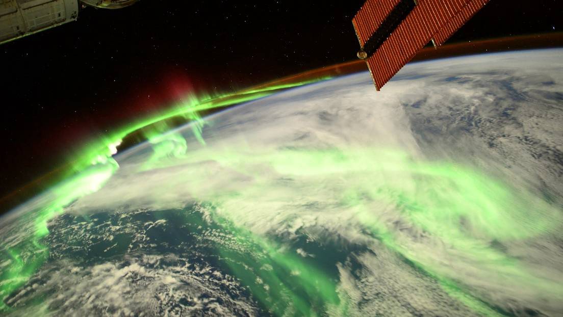 Aurora boreal cubriendo la Tierra.