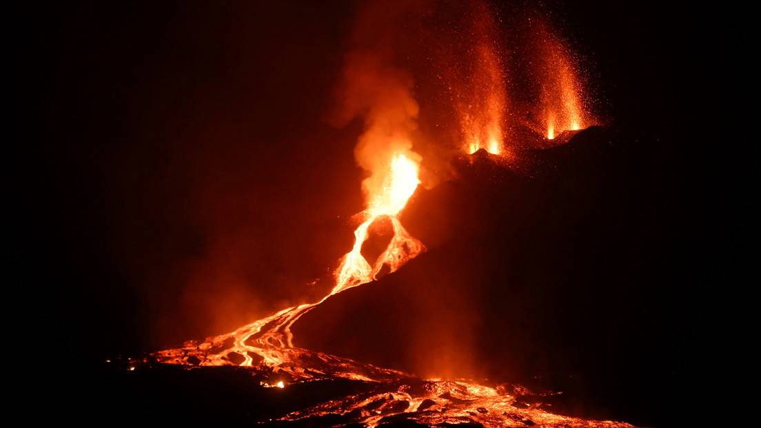 Lava y humo se elevan del volcán de La Palma, España, 27 de septiembre de 2021.