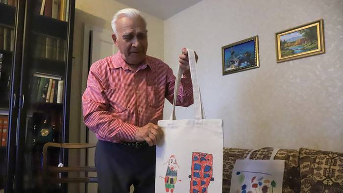 Un veterano ruso de 98 años cose bolsas de mercado para ayudar a niños con  discapacidades - RT