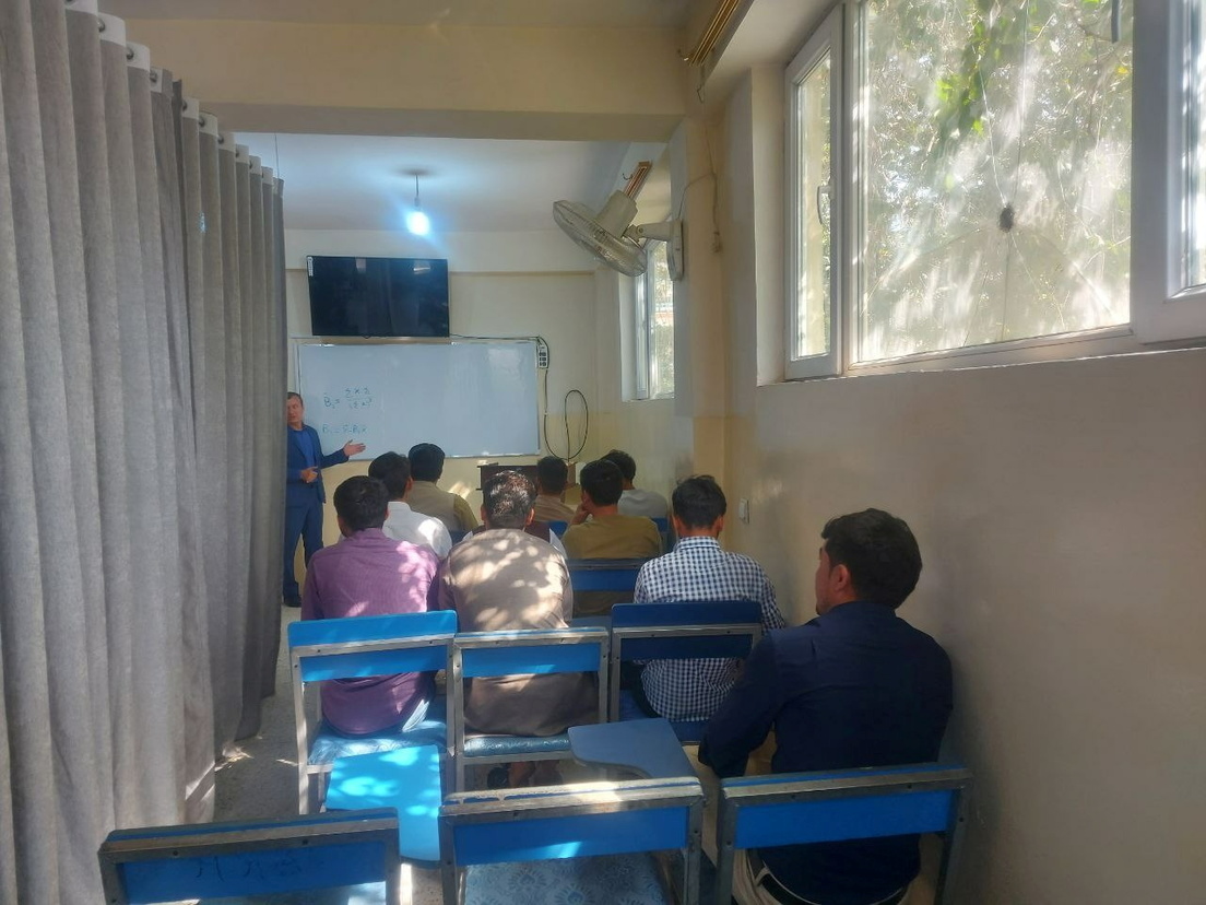 Las clases en Universidad de Afganistán han dejado de ser mixtas, hombres y mujeres son separados por una cortina
