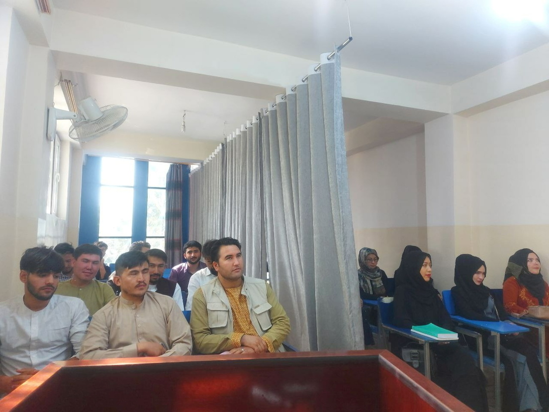 Las clases en Universidad de Afganistán han dejado de ser mixtas, hombres y mujeres son separados por una cortina