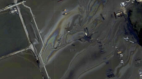 Fotos aéreas tras el paso de Ida muestran una mancha negra sobre el agua cerca de una plataforma petrolera del golfo de México