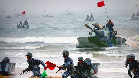 El Ejército chino realiza maniobras militares en el mar de la China Meridional y ensaya la invasión de una isla