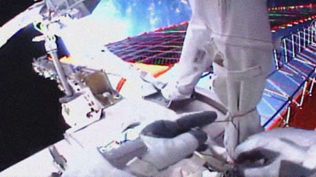 Dos astronautas de la EEI completan con éxito una caminata espacial (y queman más de 1.500 calorías cada uno)