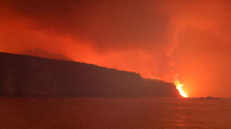 La lava del volcán de la isla canaria de La Palma llega al mar (VIDEOS)